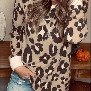 Long sleeve cheetah print sweater 😍